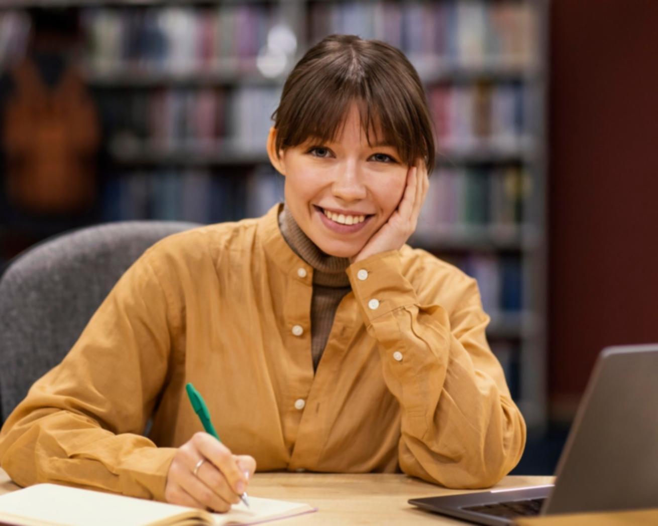 Profesional consultando materiales de estudio financiero en escritorio con documentos y dispositivos digitales